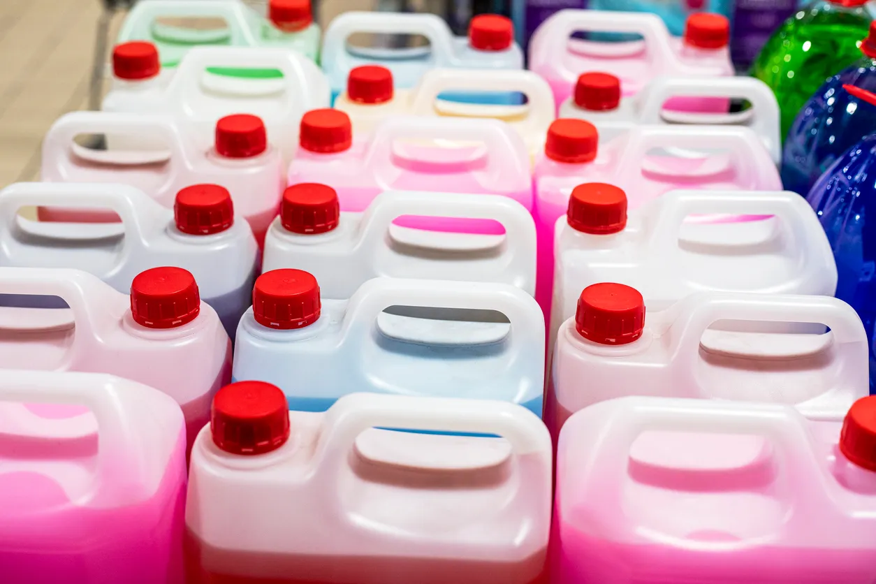 Detergentes desengrasantes en bidones de 20 litros en tienda