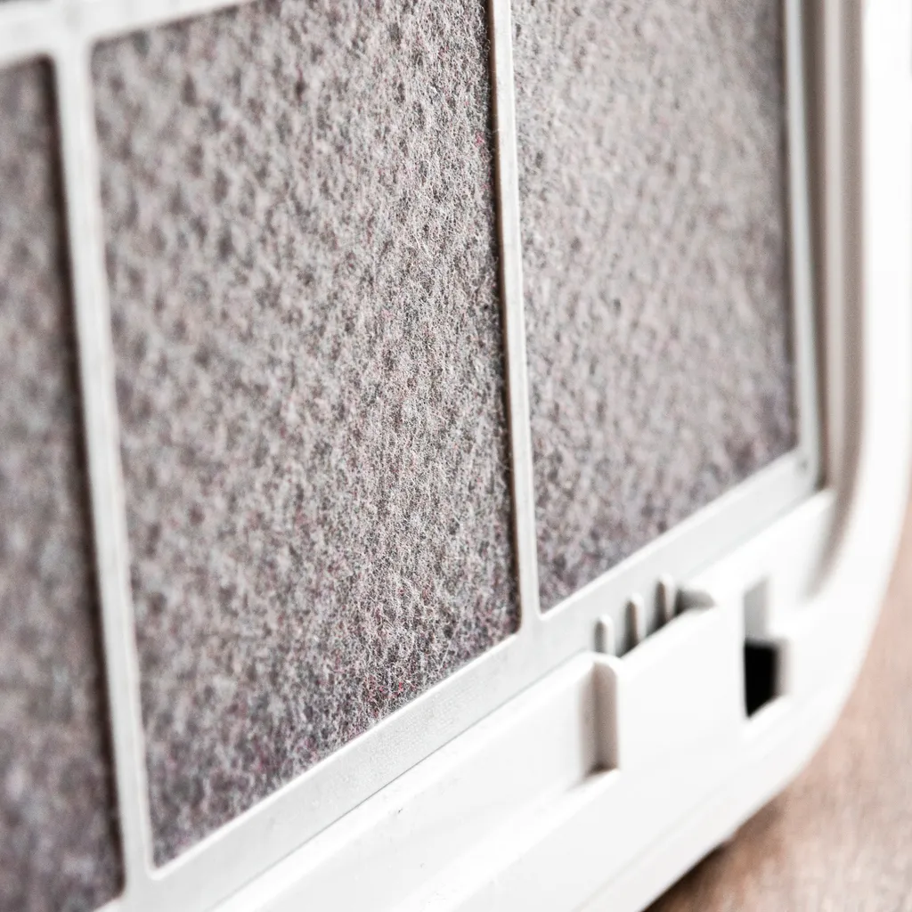 El filtro HEPA para purificar el aire en apartamentos y oficinas está recubierto de una capa de polvo.