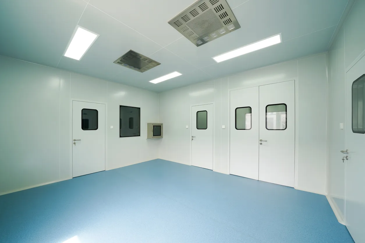 El interior de un quirófano de hospital. Cuarto limpio de acuerdo con estándar ISO