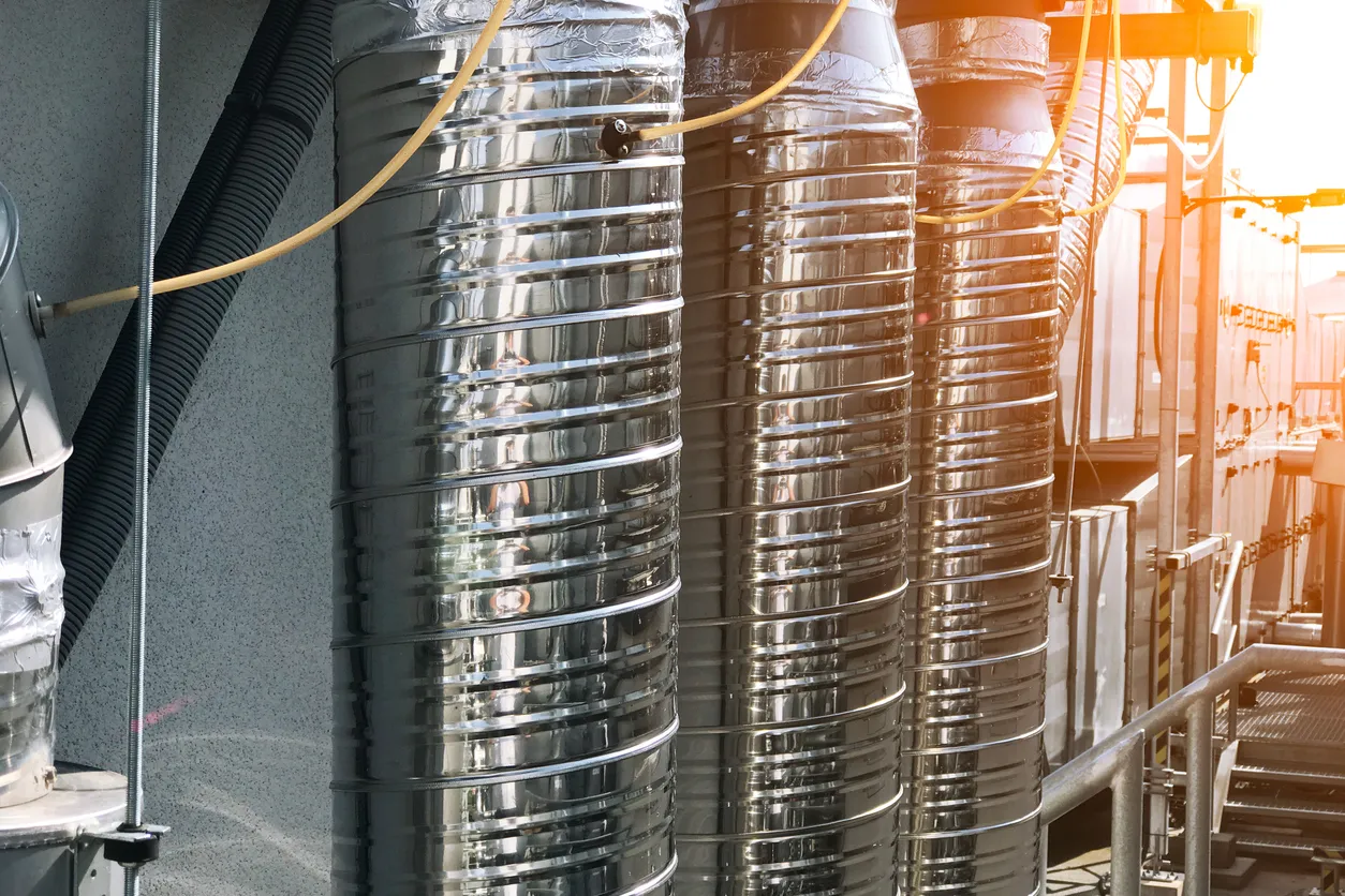 Numerosas tuberías de ventilación para la purificación del aire en una planta industrial.