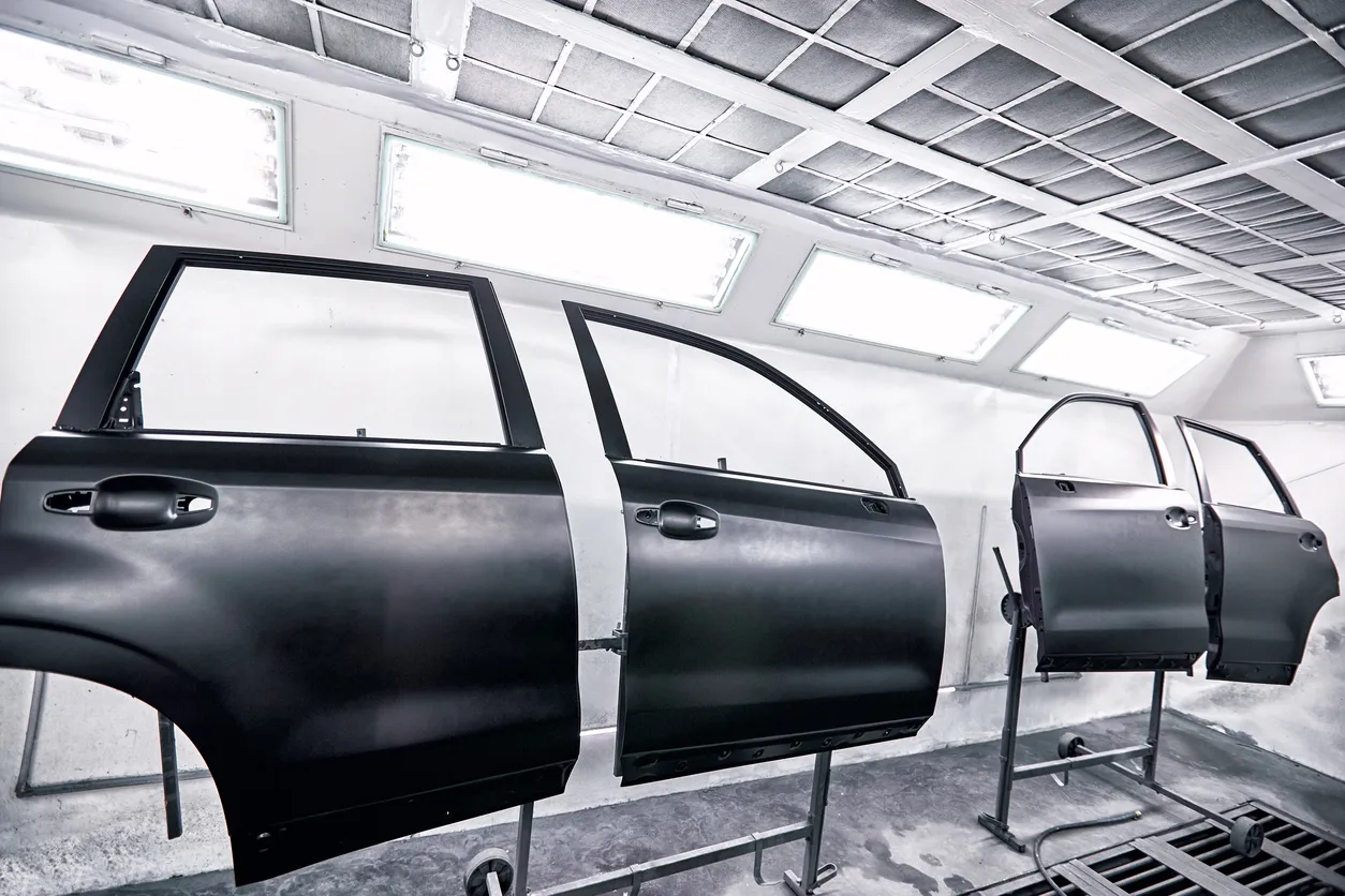 Cámara de pintura de partes de auto en donde se usan los filtros de bolsa.