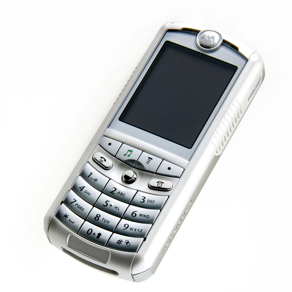 "Ámsterdam, Países Bajos - 19 de octubre de 2005: fotografía de un teléfono móvil Motorola sobre fondo blanco.