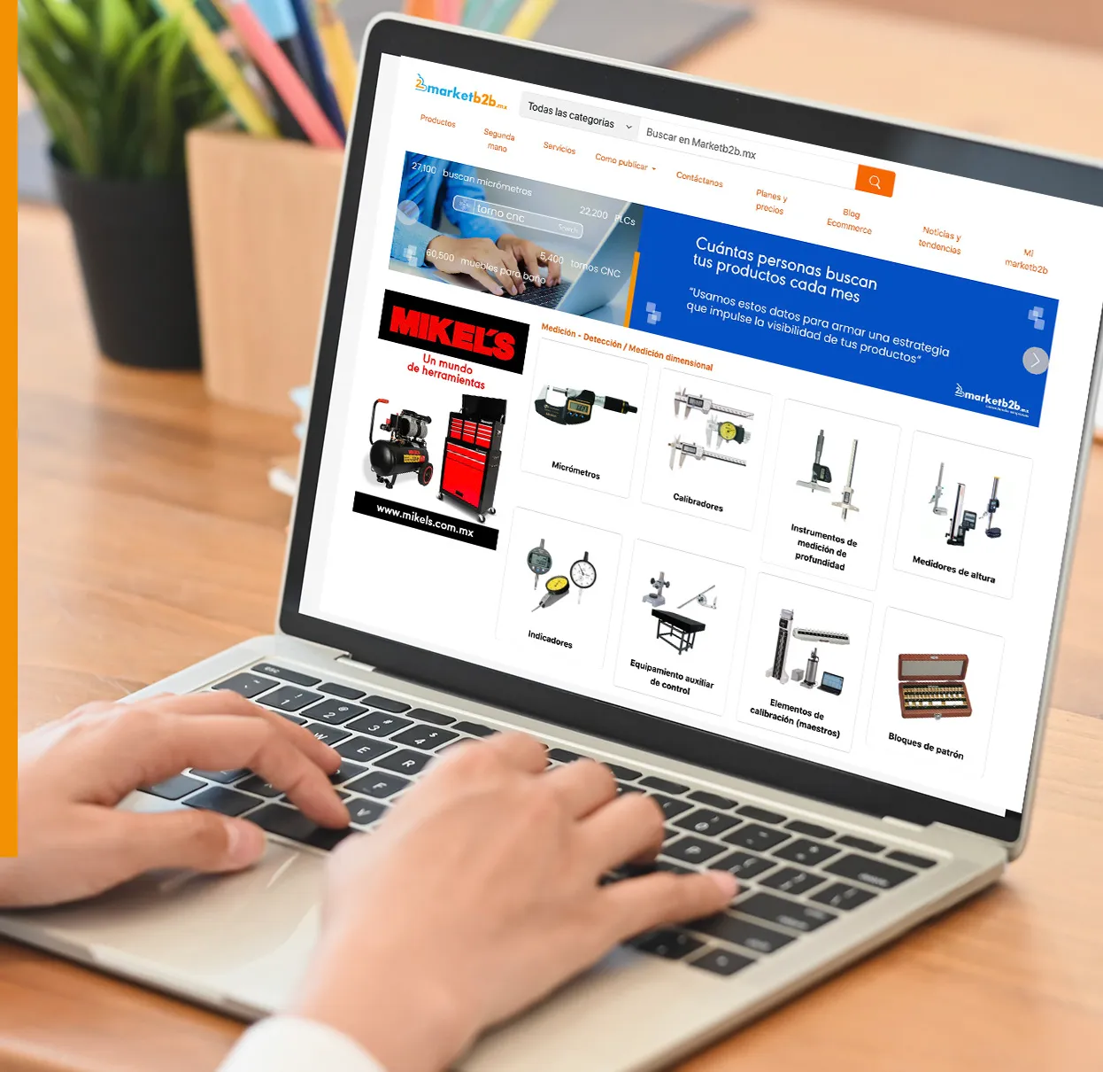 Una persona trabajando en su laptop con la imagen de un marketplace 