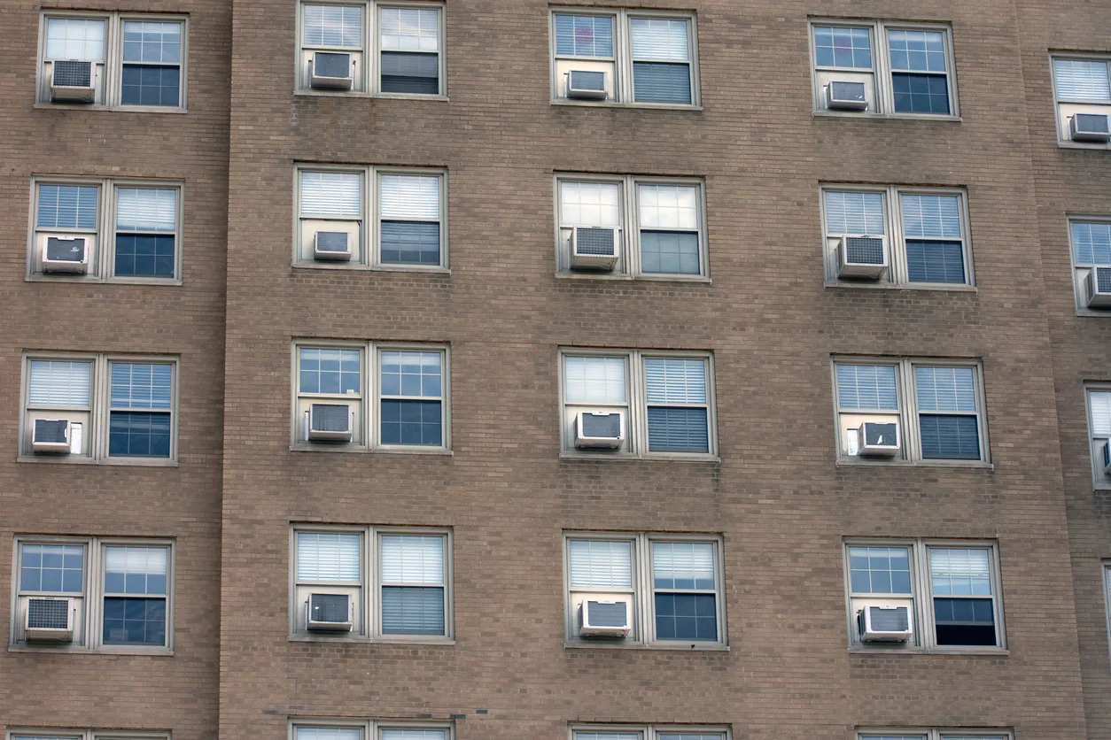 Múltiples ventanas y unidades de aire acondicionado tipo ventana