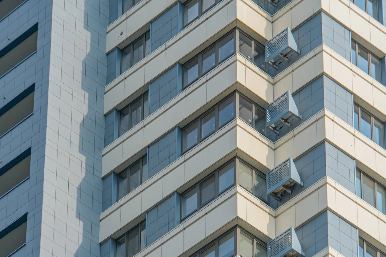 Aire acondicionado en la ventana de la casa en un día de verano.
