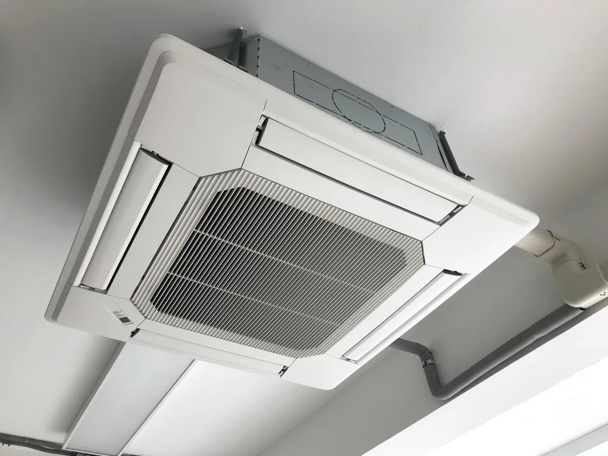 Sistema de ventilación de aire de cuatro direcciones tipo techo que cuelga una unidad de aire acondicionado en un edificio