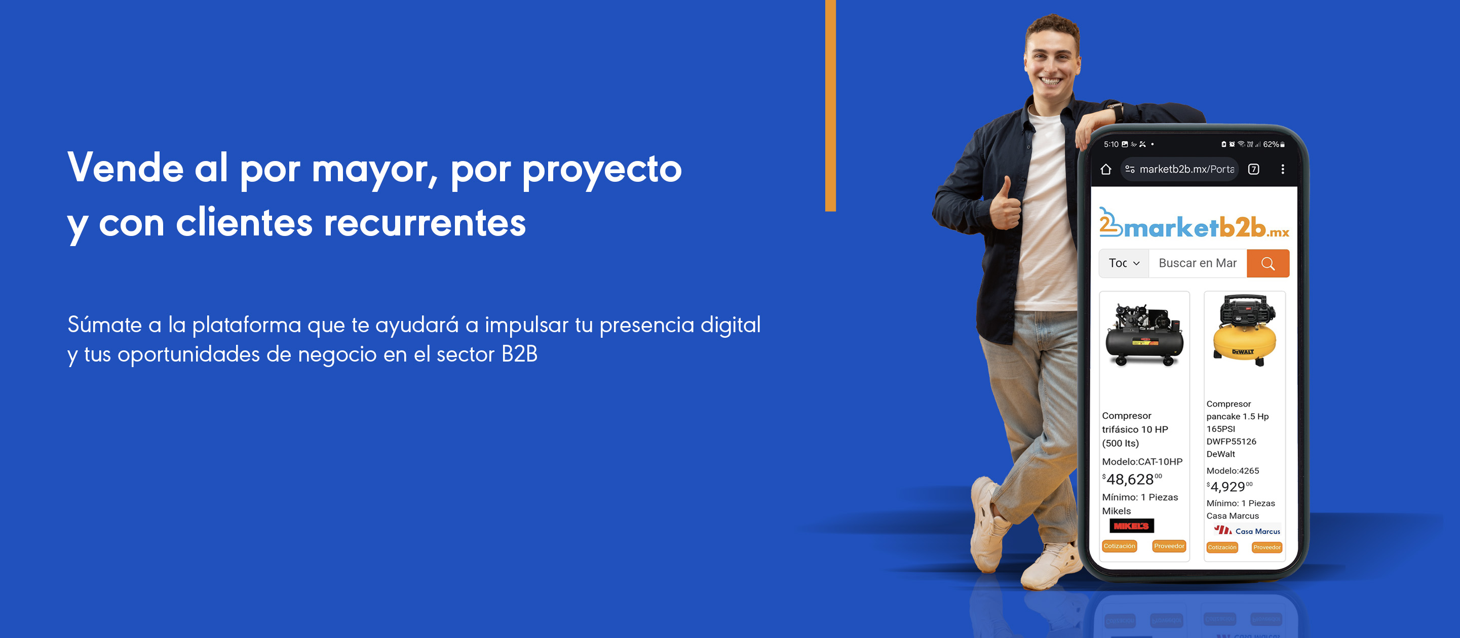 Joven sonriendo y con el brazo apoyado en un celular enorme que muestra la pantalla de marketb2b