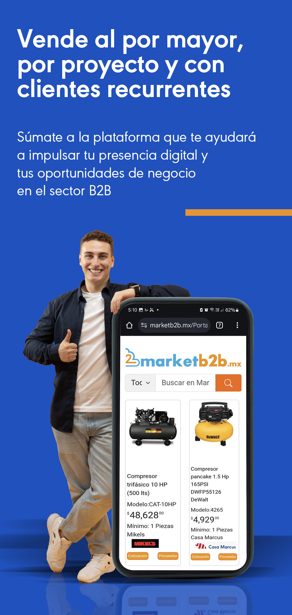 Joven sonriendo y con el brazo apoyado en un celular enorme que muestra la pantalla de marketb2b