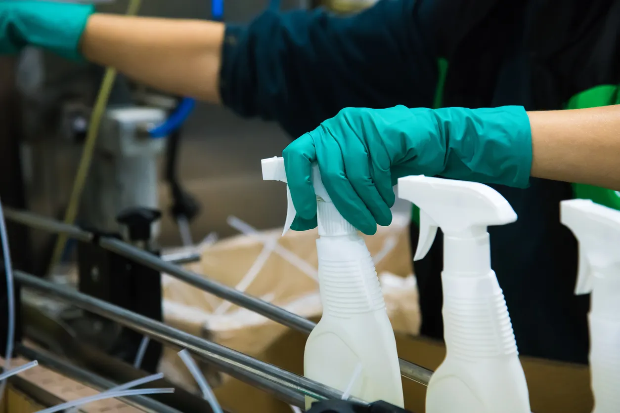 Línea de llenado de botellas de plástico, industria química.