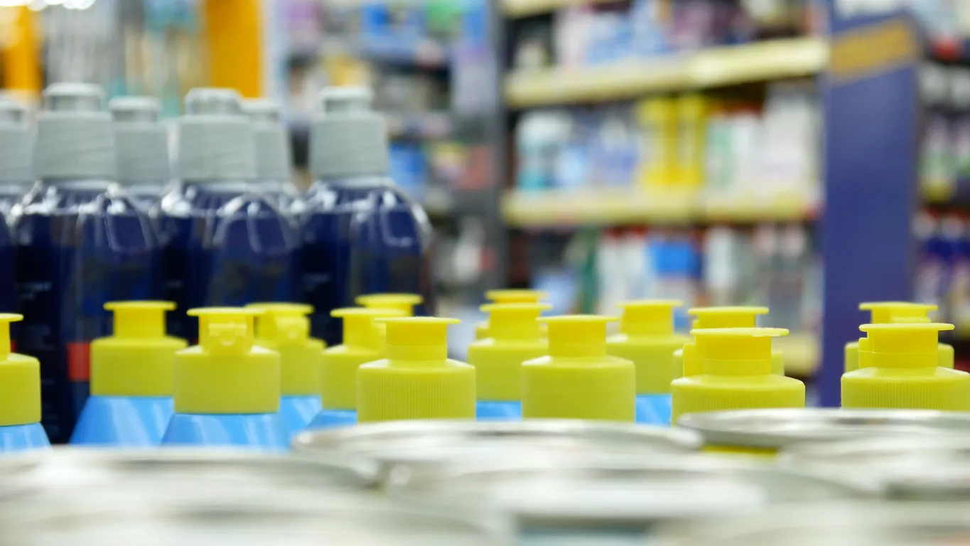 Primer plano de muchas botellas de spray de líquido para limpiar en un tienda de productos de limpieza