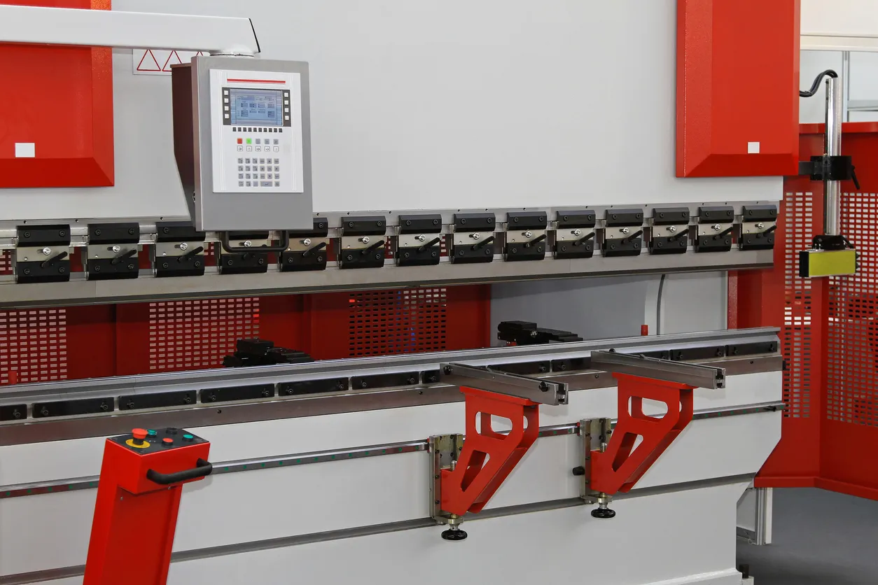Doblez de Lámina en Dobladora CNC — Maquila y Producción