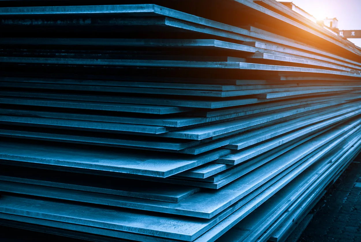 Laminas de acero en el almacén
