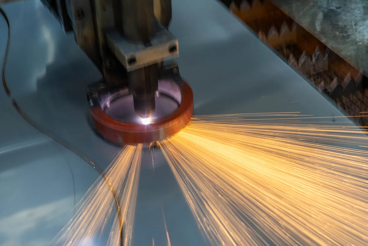 Cortes de láminas metálicas: métodos (láser, plasma y guillotina)