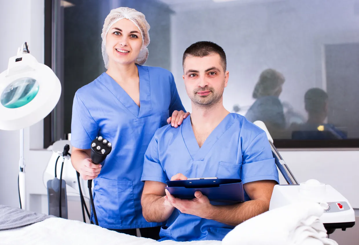 dos jovenes doctores con scrubs azules