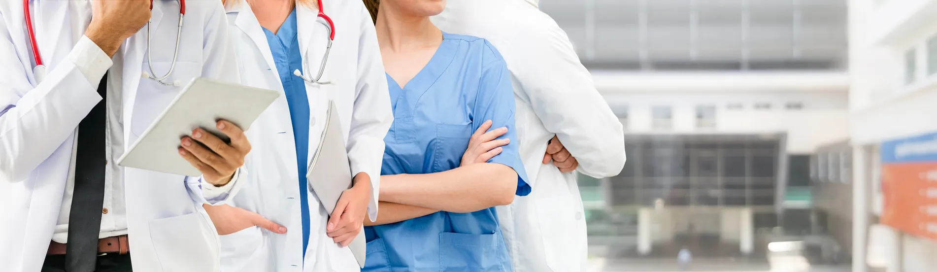 varios doctores en hospital con sus uniformes quirurgicos