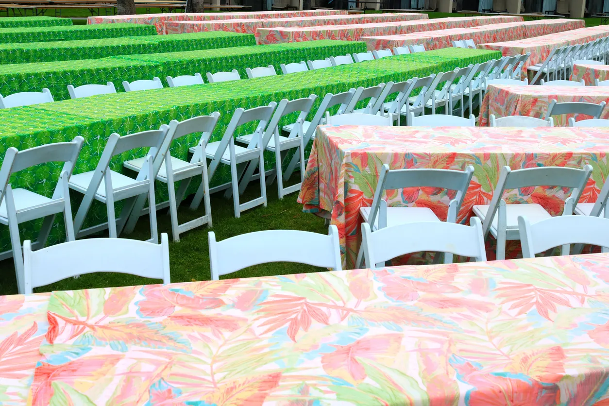 Tablones y sillas para eventos: cómo elegir el mobiliario adecuado