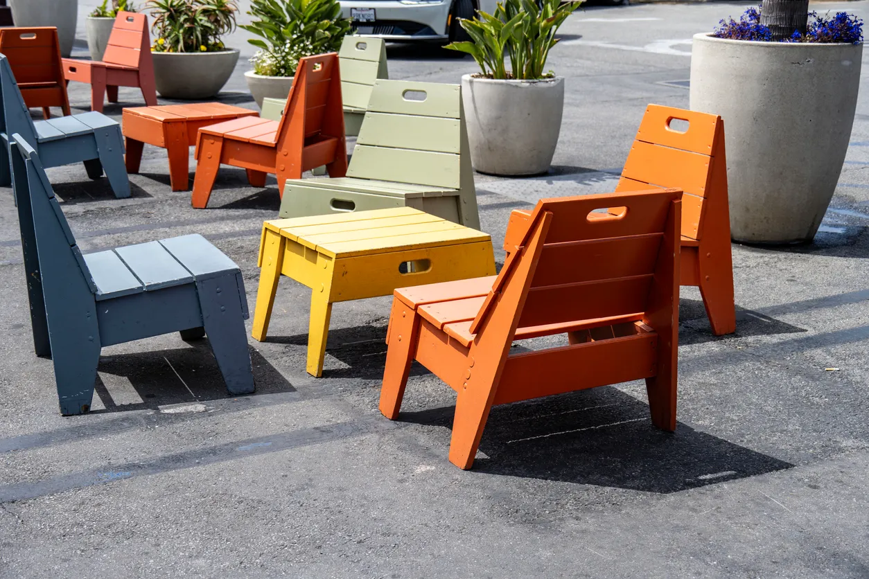 Juegos de mesa y sillas coloridas colocadas en el exterior