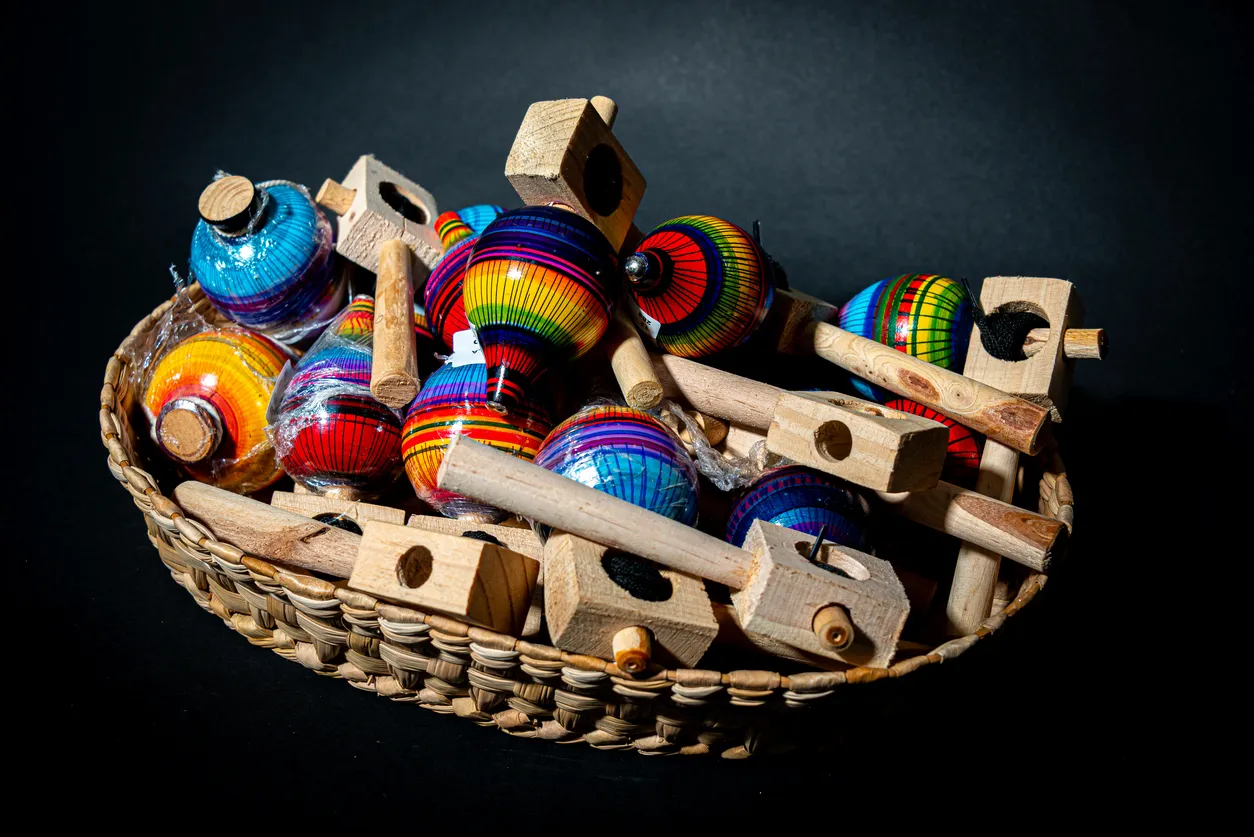 una gran cantidad de juguetes entre los que destacan son las sonajas artesanales de múltiples colores