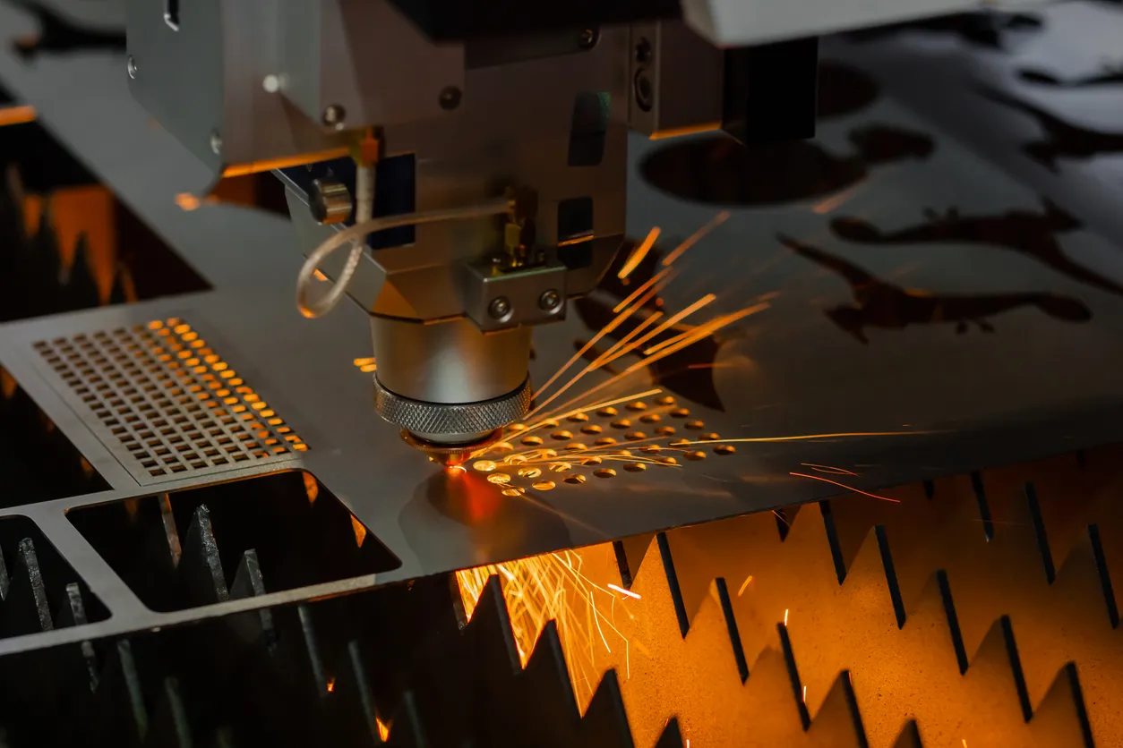 Máquina de corte láser que trabaja con chapa metálica con chispas