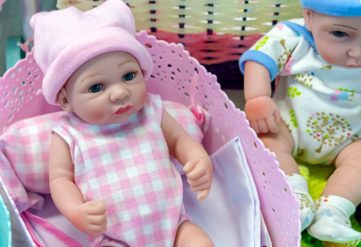 Dos muñecos bebes con sus respectivos accesorios