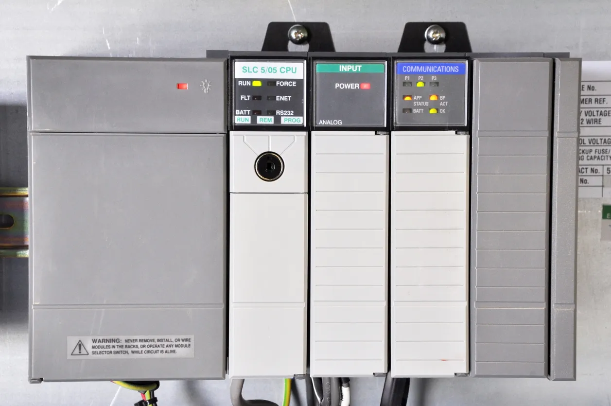 ¿Cómo Elegir el PLC Adecuado? | Guía para Automatización