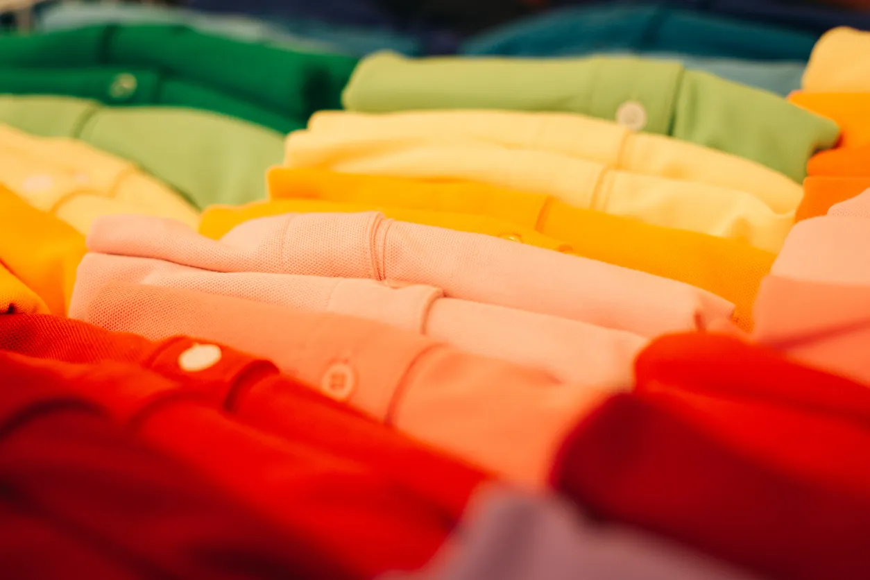 Guía de playeras polo de colores para uniformes y marcas