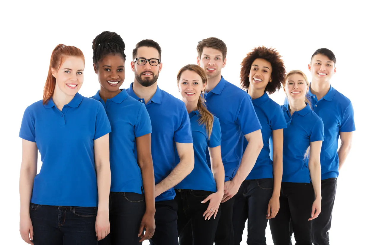 grupo de personas usando como uniforme una playera tipo polo azul y pantalón negro