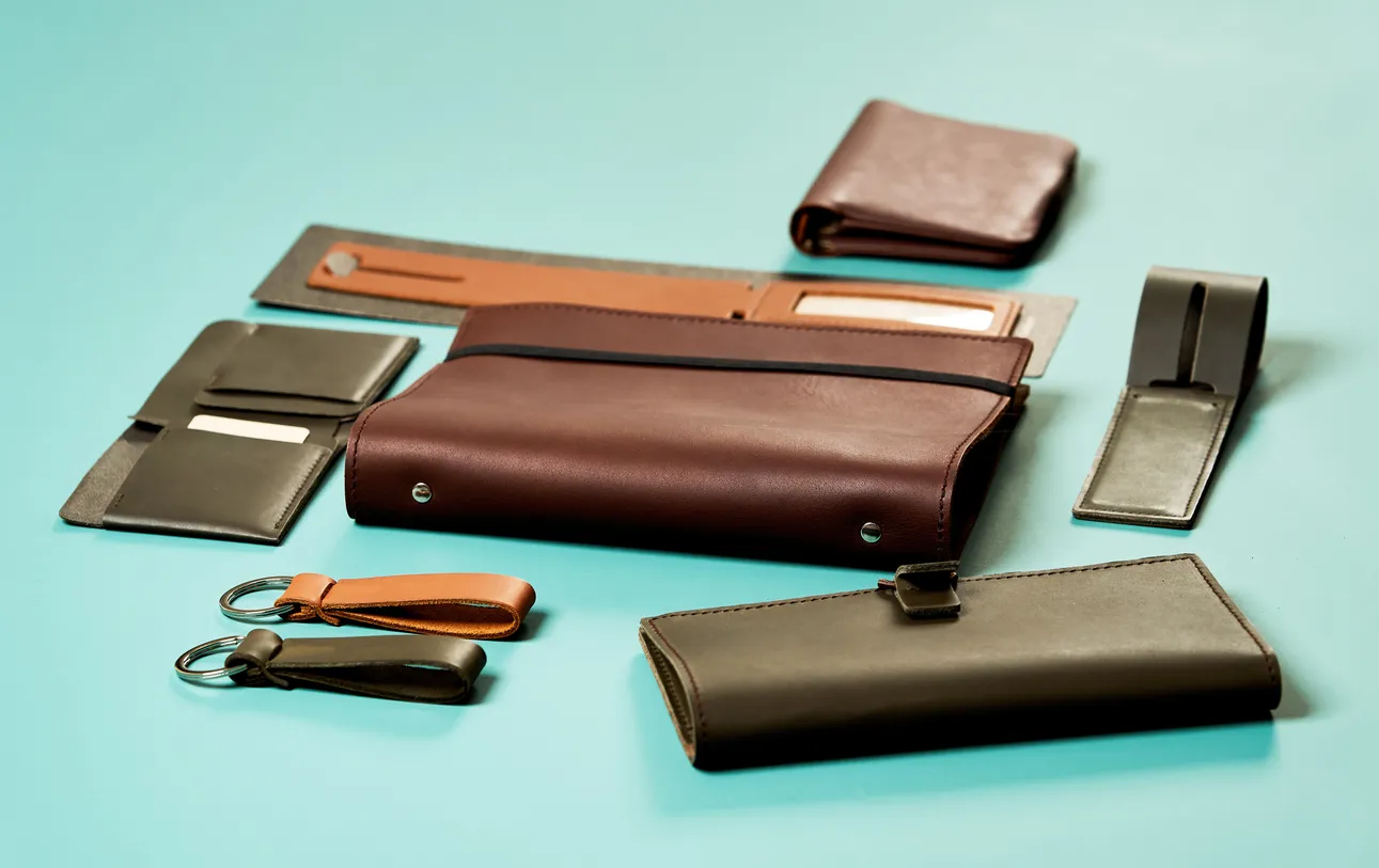 Conjunto de artículos de curpiel hechos a mano, llaveros, billetera, monedero, bloc de notas, manual