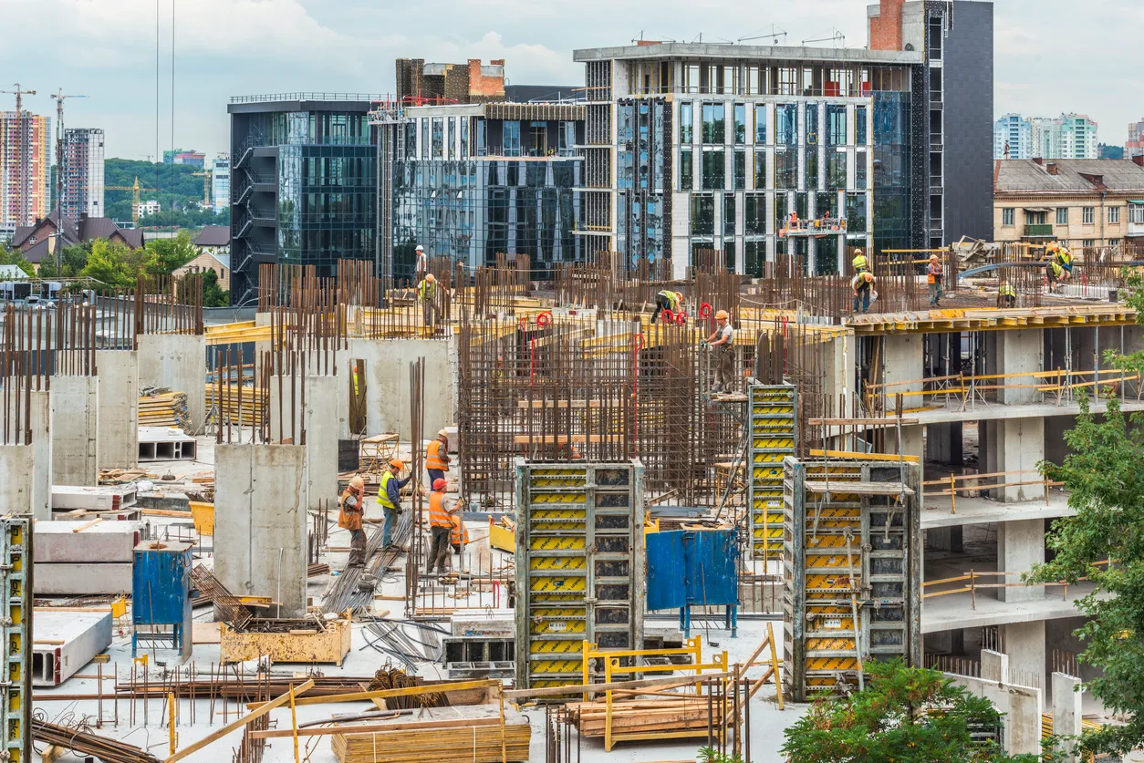 gran obra de construcción en zona urbana. Es estos se usan generadores silenciosos