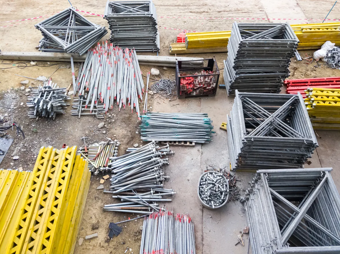 Variedad de accesorios utilizados en obras de construccion.