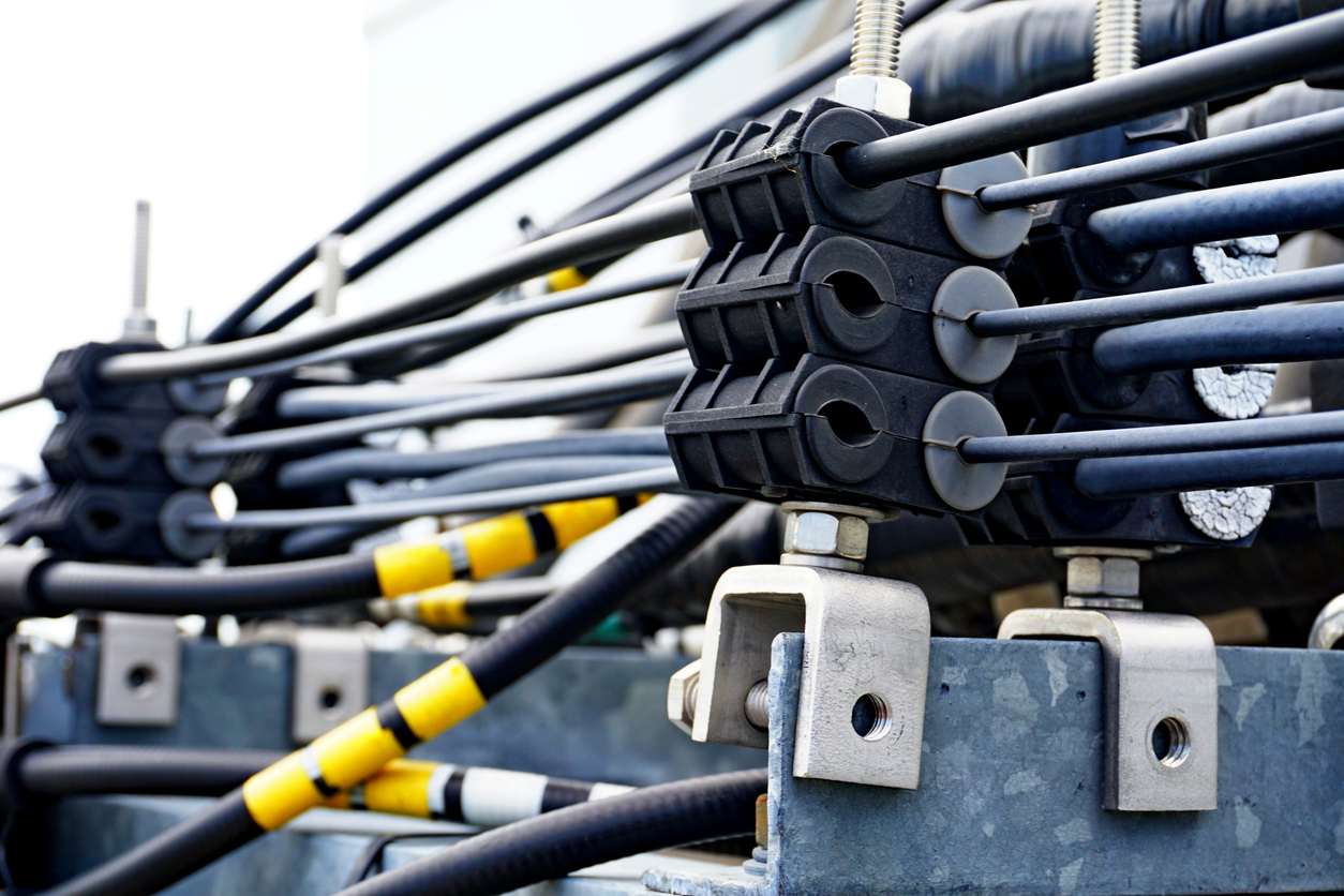 Abrazaderas unicanal industriales: soporte estructural para canalización eléctrica