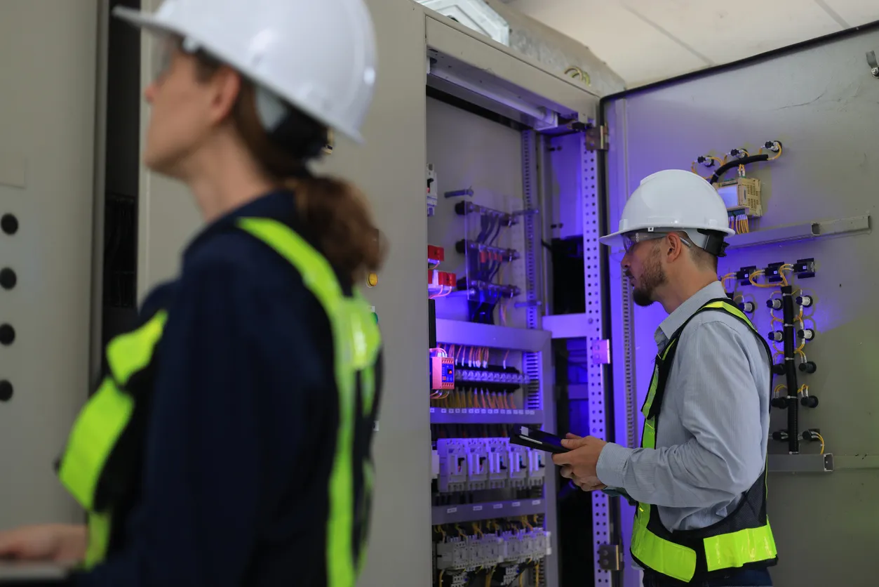 Detergente dieléctrico 35 kV: guía de uso en baja y media tensión para mantenimiento industrial