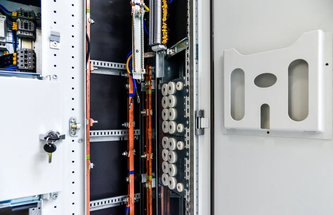 Enfriamiento de gabinetes eléctricos: enfriador de gabinete vs ventilador con filtro