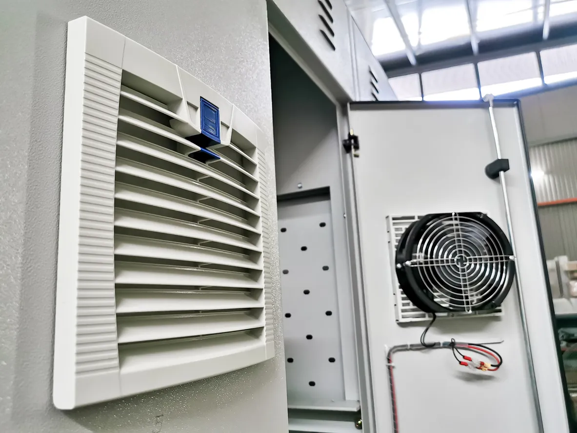 Ventiladores con filtro NEMA 12 para gabinetes eléctricos