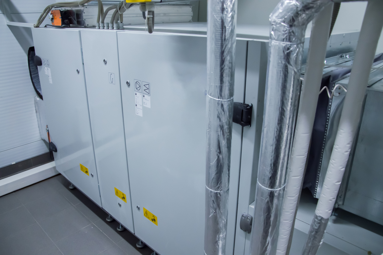 Unidad de manipulación de aire interior gris en la sala de la planta de ventilación