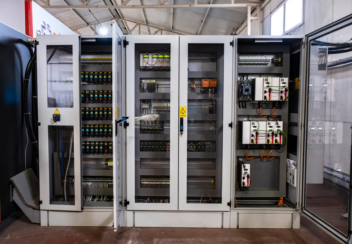 Gabinetes electricos en donde el uso de subpaneles permite organizar cada elemento