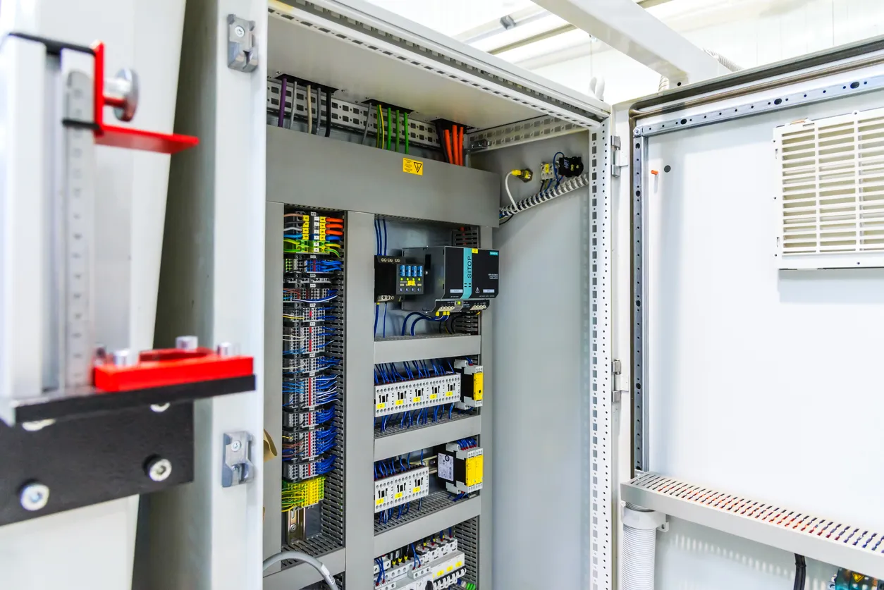 Panel de control de distribución de energía. Electricidad. Los transformadores son parte de estos