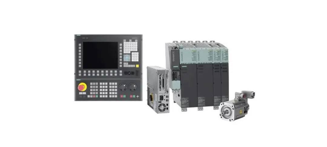 Gran panel de control de una máquina industrial moderna CNC para trabajar metal, contexto de concepto industrial