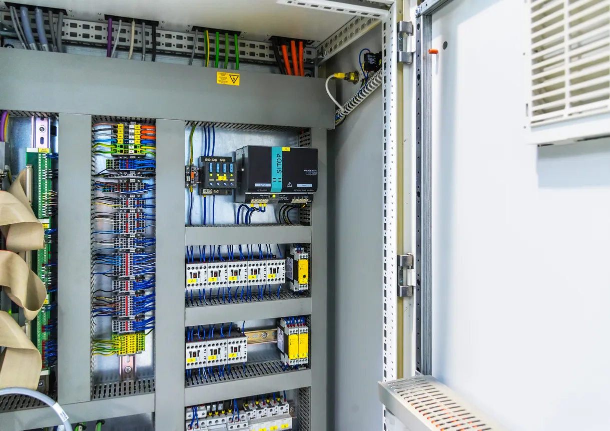 Mantenimiento preventivo en refrigerador de pantano comercial 