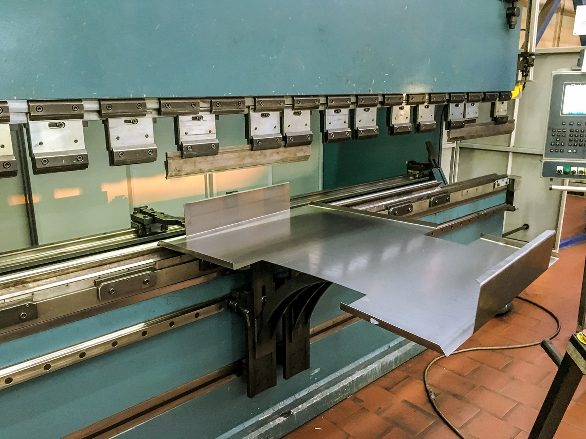 Plegado de chapa metálica con una máquina hidráulica en la fábrica