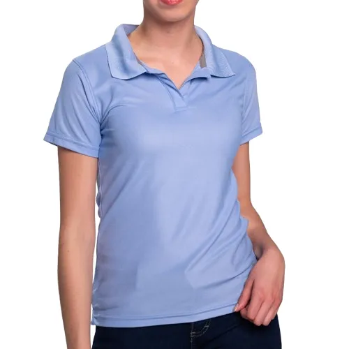 mujer con playera tipo POLO marca AirMan Dry Tec color zul cielo. Una buena opción para uniformes confortables