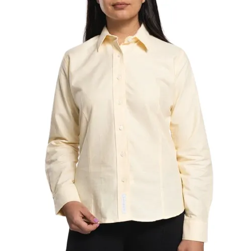 Mujer con BLUSA AirMan Oxford Dama Manga Larga en color amarillo banana idel para uniforme corporativo
