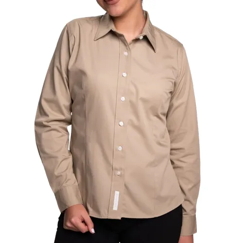Mujer usando camisa de Gabardina Premium para Dama de la marca AirMan en color Khaki