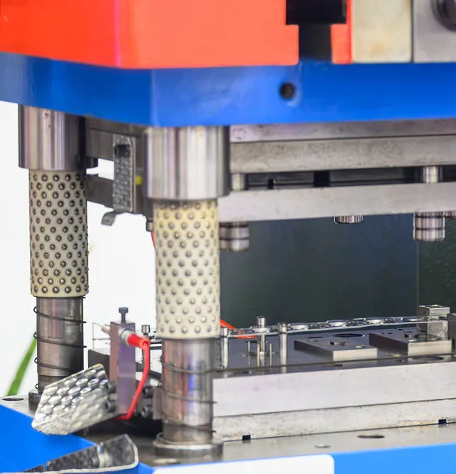 Vista de cerca de la mano de un trabajador en el taller operando una máquina de tijeras de guillotina