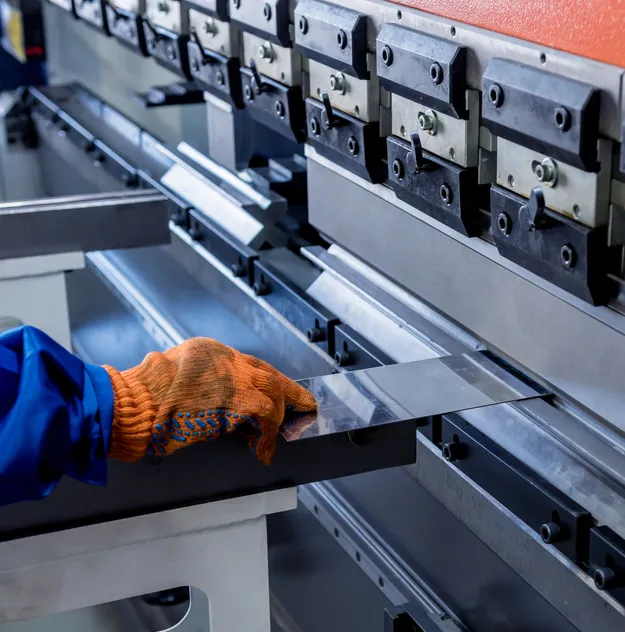 El operador técnico utiliza una máquina dobladora hidráulica.