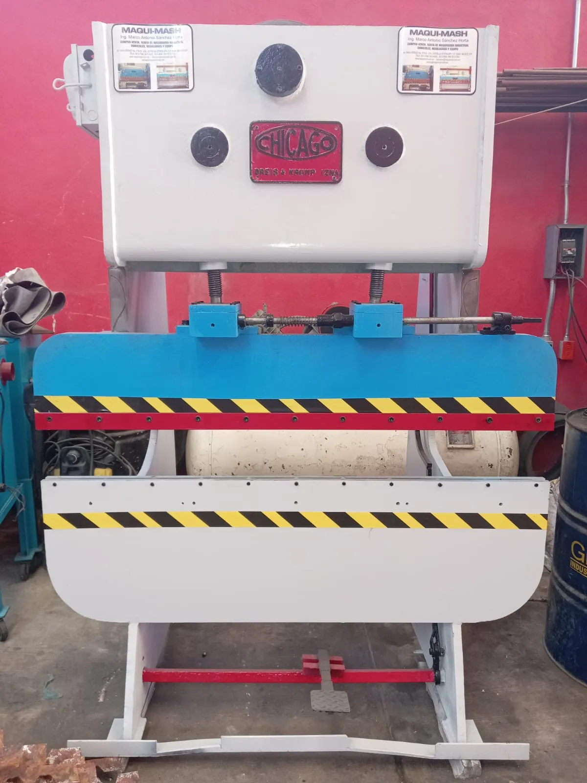 Dobladora Chicago 4 pies 25 toneladas (Mecánica)