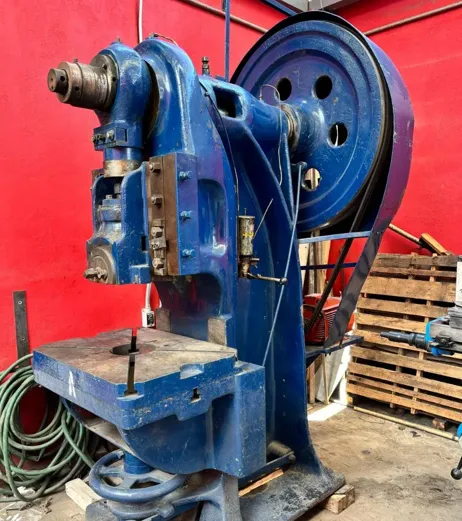 Troqueladora HARLO 60 toneladas brasileña, mecánica, platina 81×59 cm