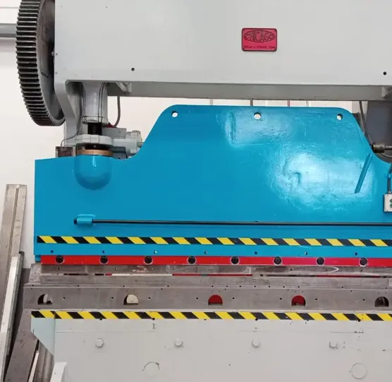 Dobladora CHICAGO 10 pies, 225 toneladas (mecánica) — coronas y usillos nuevos, hasta 3/8″ en 10 pies