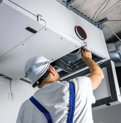 técnico realizando Servicios a sistemas de aire acondicionado