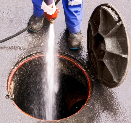 Servicio de desazolve y saneamiento para drenajes, cárcamos y áreas críticas